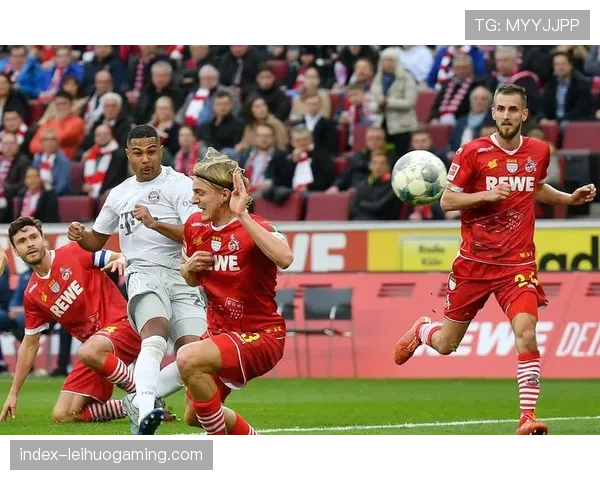 特写镜头:科隆提前三轮降级,队长赫克托赛后含泪向主场球迷致意